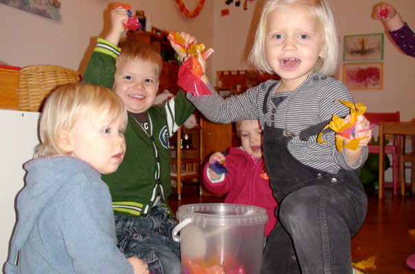 Tageskinder basteln bunte Aussichten! TiQ! Tagespflege in Braunschweig Querum, Nicole Appel und Antje Storek – Kindertagespflege, Tagesmutter und Großtagespflege für Braunschweig Querum, Gliesmarode, Riddagshausen, Östliches Ringgebiet, Volkmarode, Bienrode, Waggum, Hondelage, Schuntersiedlung, Kralenriede, Dibbesdorf, Schwarzer Berg, Siegfriedviertel, Nordstadt und Schapen