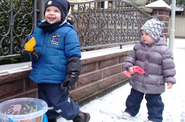 Tageskinder sammeln den ersten Schnee! TiQ! Tagespflege in Braunschweig Querum, Nicole Appel und Antje Storek – Kindertagespflege, Tagesmutter und Großtagespflege für Braunschweig Querum, Gliesmarode, Riddagshausen, Östliches Ringgebiet, Volkmarode, Bienrode, Waggum, Hondelage, Schuntersiedlung, Kralenriede, Dibbesdorf, Schwarzer Berg, Siegfriedviertel, Nordstadt und Schapen