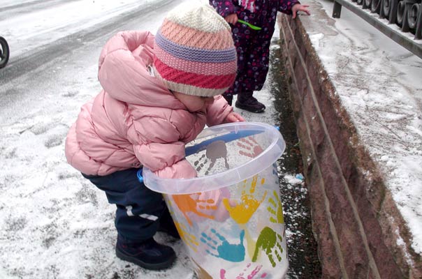 Tageskinder sammeln den ersten Schnee! TiQ! Tagespflege in Braunschweig Querum, Nicole Appel und Antje Storek – Kindertagespflege, Tagesmutter und Großtagespflege für Braunschweig Querum, Gliesmarode, Riddagshausen, Östliches Ringgebiet, Volkmarode, Bienrode, Waggum, Hondelage, Schuntersiedlung, Kralenriede, Dibbesdorf, Schwarzer Berg, Siegfriedviertel, Nordstadt und Schapen