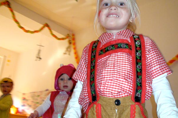 Tageskinder feiern Karneval! TiQ! Tagespflege in Braunschweig Querum, Nicole Appel und Antje Storek – Kindertagespflege, Tagesmutter und Großtagespflege für Braunschweig Querum, Gliesmarode, Riddagshausen, Östliches Ringgebiet, Volkmarode, Bienrode, Waggum, Hondelage, Schuntersiedlung, Kralenriede, Dibbesdorf, Schwarzer Berg, Siegfriedviertel, Nordstadt und Schapen