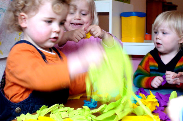 Frühling: Tageskinder basteln Fernrohre! TiQ! Tagespflege in Braunschweig Querum, Nicole Appel und Antje Storek – Kindertagespflege, Tagesmutter und Großtagespflege für Braunschweig Querum, Gliesmarode, Riddagshausen, Östliches Ringgebiet, Volkmarode, Bienrode, Waggum, Hondelage, Schuntersiedlung, Kralenriede, Dibbesdorf, Schwarzer Berg, Siegfriedviertel, Nordstadt und Schapen