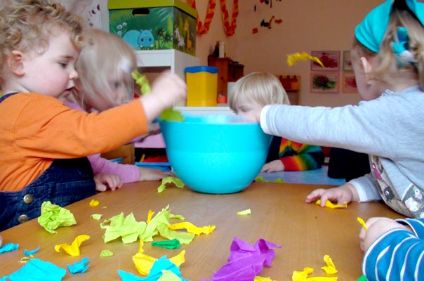 Frühling: Tageskinder basteln Fernrohre! TiQ! Tagespflege in Braunschweig Querum, Nicole Appel und Antje Storek – Kindertagespflege, Tagesmutter und Großtagespflege für Braunschweig Querum, Gliesmarode, Riddagshausen, Östliches Ringgebiet, Volkmarode, Bienrode, Waggum, Hondelage, Schuntersiedlung, Kralenriede, Dibbesdorf, Schwarzer Berg, Siegfriedviertel, Nordstadt und Schapen