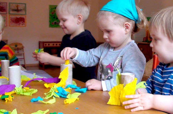 Frühling: Tageskinder basteln Fernrohre! TiQ! Tagespflege in Braunschweig Querum, Nicole Appel und Antje Storek – Kindertagespflege, Tagesmutter und Großtagespflege für Braunschweig Querum, Gliesmarode, Riddagshausen, Östliches Ringgebiet, Volkmarode, Bienrode, Waggum, Hondelage, Schuntersiedlung, Kralenriede, Dibbesdorf, Schwarzer Berg, Siegfriedviertel, Nordstadt und Schapen