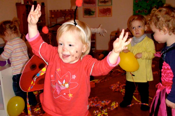 Tageskinder feiern Karneval! TiQ! Tagespflege in Braunschweig Querum, Nicole Appel und Antje Storek – Kindertagespflege, Tagesmutter und Großtagespflege für Braunschweig Querum, Gliesmarode, Riddagshausen, Östliches Ringgebiet, Volkmarode, Bienrode, Waggum, Hondelage, Schuntersiedlung, Kralenriede, Dibbesdorf, Schwarzer Berg, Siegfriedviertel, Nordstadt und Schapen