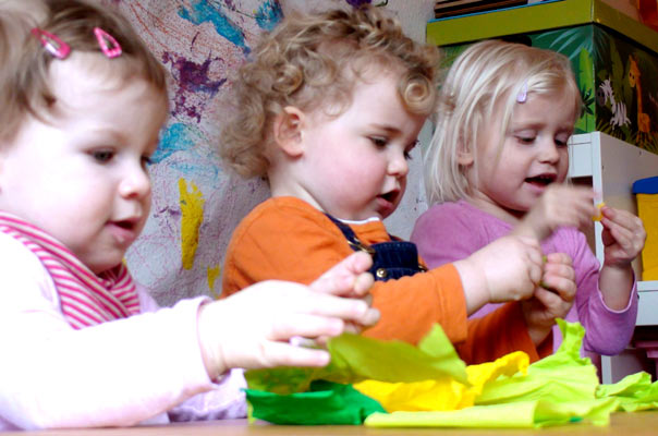 Frühling: Tageskinder basteln Fernrohre! TiQ! Tagespflege in Braunschweig Querum, Nicole Appel und Antje Storek – Kindertagespflege, Tagesmutter und Großtagespflege für Braunschweig Querum, Gliesmarode, Riddagshausen, Östliches Ringgebiet, Volkmarode, Bienrode, Waggum, Hondelage, Schuntersiedlung, Kralenriede, Dibbesdorf, Schwarzer Berg, Siegfriedviertel, Nordstadt und Schapen