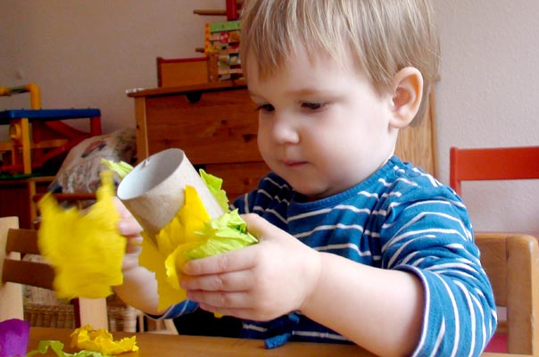 Frühling: Tageskinder basteln Fernrohre! TiQ! Tagespflege in Braunschweig Querum, Nicole Appel und Antje Storek – Kindertagespflege, Tagesmutter und Großtagespflege für Braunschweig Querum, Gliesmarode, Riddagshausen, Östliches Ringgebiet, Volkmarode, Bienrode, Waggum, Hondelage, Schuntersiedlung, Kralenriede, Dibbesdorf, Schwarzer Berg, Siegfriedviertel, Nordstadt und Schapen