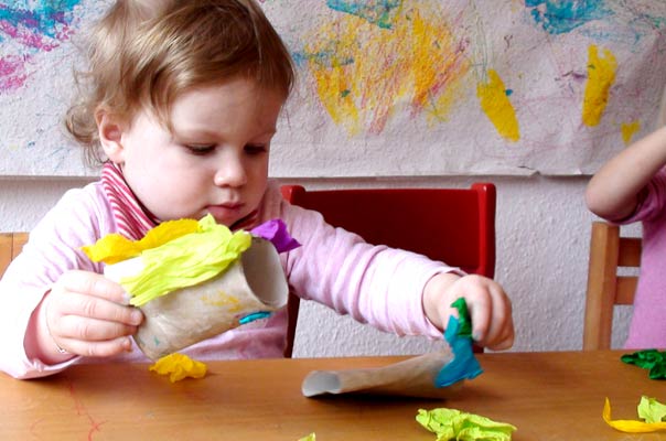 Frühling: Tageskinder basteln Fernrohre! TiQ! Tagespflege in Braunschweig Querum, Nicole Appel und Antje Storek – Kindertagespflege, Tagesmutter und Großtagespflege für Braunschweig Querum, Gliesmarode, Riddagshausen, Östliches Ringgebiet, Volkmarode, Bienrode, Waggum, Hondelage, Schuntersiedlung, Kralenriede, Dibbesdorf, Schwarzer Berg, Siegfriedviertel, Nordstadt und Schapen