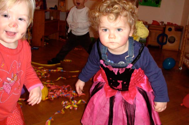 Tageskinder feiern Karneval! TiQ! Tagespflege in Braunschweig Querum, Nicole Appel und Antje Storek – Kindertagespflege, Tagesmutter und Großtagespflege für Braunschweig Querum, Gliesmarode, Riddagshausen, Östliches Ringgebiet, Volkmarode, Bienrode, Waggum, Hondelage, Schuntersiedlung, Kralenriede, Dibbesdorf, Schwarzer Berg, Siegfriedviertel, Nordstadt und Schapen