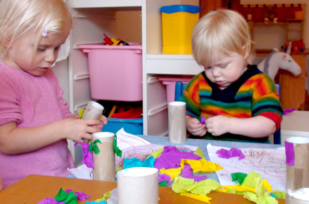 Frühling: Tageskinder basteln Fernrohre! TiQ! Tagespflege in Braunschweig Querum, Nicole Appel und Antje Storek – Kindertagespflege, Tagesmutter und Großtagespflege für Braunschweig Querum, Gliesmarode, Riddagshausen, Östliches Ringgebiet, Volkmarode, Bienrode, Waggum, Hondelage, Schuntersiedlung, Kralenriede, Dibbesdorf, Schwarzer Berg, Siegfriedviertel, Nordstadt und Schapen