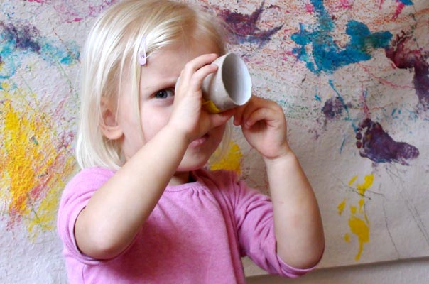 Frühling: Tageskinder basteln Fernrohre! TiQ! Tagespflege in Braunschweig Querum, Nicole Appel und Antje Storek – Kindertagespflege, Tagesmutter und Großtagespflege für Braunschweig Querum, Gliesmarode, Riddagshausen, Östliches Ringgebiet, Volkmarode, Bienrode, Waggum, Hondelage, Schuntersiedlung, Kralenriede, Dibbesdorf, Schwarzer Berg, Siegfriedviertel, Nordstadt und Schapen