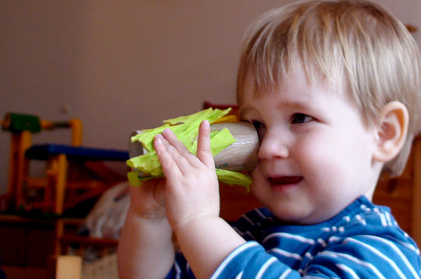 Frühling: Tageskinder basteln Fernrohre! TiQ! Tagespflege in Braunschweig Querum, Nicole Appel und Antje Storek – Kindertagespflege, Tagesmutter und Großtagespflege für Braunschweig Querum, Gliesmarode, Riddagshausen, Östliches Ringgebiet, Volkmarode, Bienrode, Waggum, Hondelage, Schuntersiedlung, Kralenriede, Dibbesdorf, Schwarzer Berg, Siegfriedviertel, Nordstadt und Schapen