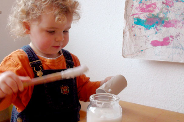 Frühling: Tageskinder basteln Fernrohre! TiQ! Tagespflege in Braunschweig Querum, Nicole Appel und Antje Storek – Kindertagespflege, Tagesmutter und Großtagespflege für Braunschweig Querum, Gliesmarode, Riddagshausen, Östliches Ringgebiet, Volkmarode, Bienrode, Waggum, Hondelage, Schuntersiedlung, Kralenriede, Dibbesdorf, Schwarzer Berg, Siegfriedviertel, Nordstadt und Schapen