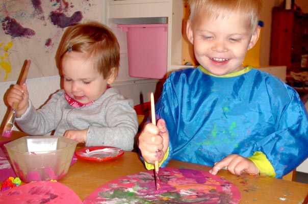 Tag des Eis: Kinder malen und basteln Ostereier. TiQ! Tagespflege in Braunschweig Querum, Nicole Appel und Antje Storek – Kindertagespflege, Tagesmutter und Großtagespflege für Braunschweig Querum, Gliesmarode, Riddagshausen, Östliches Ringgebiet, Volkmarode, Bienrode, Waggum, Hondelage, Schuntersiedlung, Kralenriede, Dibbesdorf, Schwarzer Berg, Siegfriedviertel, Nordstadt und Schapen