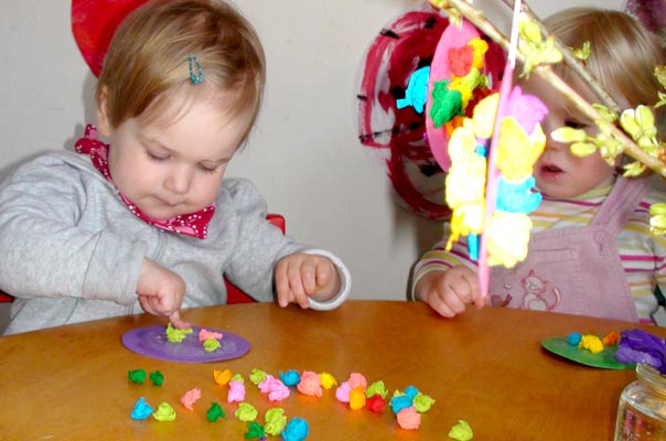 Tag des Eis: Kinder malen und basteln Ostereier. TiQ! Tagespflege in Braunschweig Querum, Nicole Appel und Antje Storek – Kindertagespflege, Tagesmutter und Großtagespflege für Braunschweig Querum, Gliesmarode, Riddagshausen, Östliches Ringgebiet, Volkmarode, Bienrode, Waggum, Hondelage, Schuntersiedlung, Kralenriede, Dibbesdorf, Schwarzer Berg, Siegfriedviertel, Nordstadt und Schapen