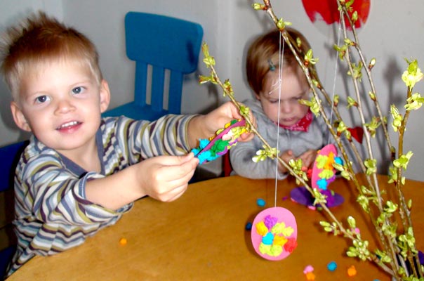 Tag des Eis: Kinder malen und basteln Ostereier. TiQ! Tagespflege in Braunschweig Querum, Nicole Appel und Antje Storek – Kindertagespflege, Tagesmutter und Großtagespflege für Braunschweig Querum, Gliesmarode, Riddagshausen, Östliches Ringgebiet, Volkmarode, Bienrode, Waggum, Hondelage, Schuntersiedlung, Kralenriede, Dibbesdorf, Schwarzer Berg, Siegfriedviertel, Nordstadt und Schapen