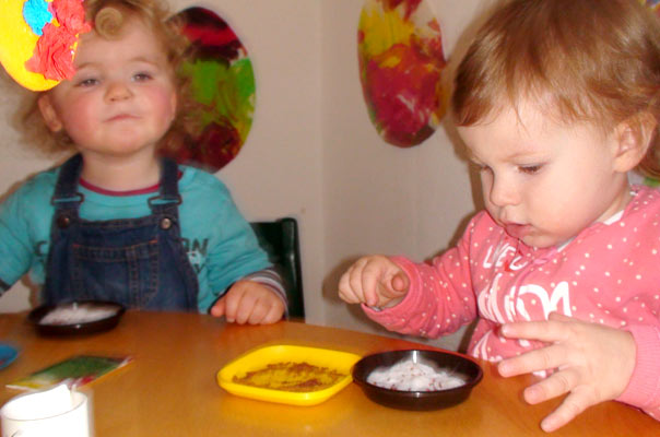 Es grünt so grün: Tageskinder säen Kresse. TiQ! Tagespflege in Braunschweig Querum, Nicole Appel und Antje Storek – Kindertagespflege, Tagesmutter und Großtagespflege für Braunschweig Querum, Gliesmarode, Riddagshausen, Östliches Ringgebiet, Volkmarode, Bienrode, Waggum, Hondelage, Schuntersiedlung, Kralenriede, Dibbesdorf, Schwarzer Berg, Siegfriedviertel, Nordstadt und Schapen