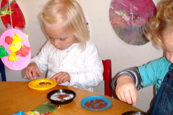 Es grünt so grün: Tageskinder säen Kresse. TiQ! Tagespflege in Braunschweig Querum, Nicole Appel und Antje Storek – Kindertagespflege, Tagesmutter und Großtagespflege für Braunschweig Querum, Gliesmarode, Riddagshausen, Östliches Ringgebiet, Volkmarode, Bienrode, Waggum, Hondelage, Schuntersiedlung, Kralenriede, Dibbesdorf, Schwarzer Berg, Siegfriedviertel, Nordstadt und Schapen