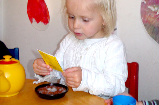 Es grünt so grün: Tageskinder säen Kresse. TiQ! Tagespflege in Braunschweig Querum, Nicole Appel und Antje Storek – Kindertagespflege, Tagesmutter und Großtagespflege für Braunschweig Querum, Gliesmarode, Riddagshausen, Östliches Ringgebiet, Volkmarode, Bienrode, Waggum, Hondelage, Schuntersiedlung, Kralenriede, Dibbesdorf, Schwarzer Berg, Siegfriedviertel, Nordstadt und Schapen