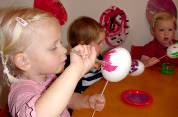 Kunterbunte Eierei: Tageskinder bemalen Ostereier. TiQ! Tagespflege in Braunschweig Querum, Nicole Appel und Antje Storek – Kindertagespflege, Tagesmutter und Großtagespflege für Braunschweig Querum, Gliesmarode, Riddagshausen, Östliches Ringgebiet, Volkmarode, Bienrode, Waggum, Hondelage, Schuntersiedlung, Kralenriede, Dibbesdorf, Schwarzer Berg, Siegfriedviertel, Nordstadt und Schapen