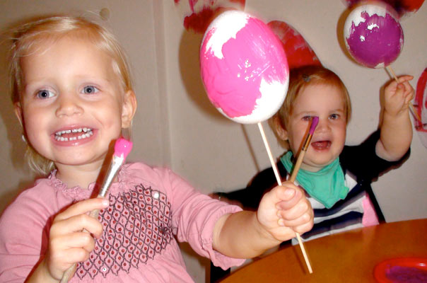 Kunterbunte Eierei: Tageskinder bemalen Ostereier. TiQ! Tagespflege in Braunschweig Querum, Nicole Appel und Antje Storek – Kindertagespflege, Tagesmutter und Großtagespflege für Braunschweig Querum, Gliesmarode, Riddagshausen, Östliches Ringgebiet, Volkmarode, Bienrode, Waggum, Hondelage, Schuntersiedlung, Kralenriede, Dibbesdorf, Schwarzer Berg, Siegfriedviertel, Nordstadt und Schapen