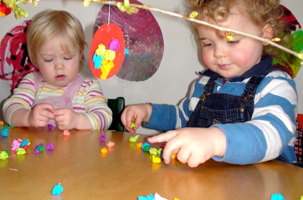 Tag des Eis: Kinder malen und basteln Ostereier. TiQ! Tagespflege in Braunschweig Querum, Nicole Appel und Antje Storek – Kindertagespflege, Tagesmutter und Großtagespflege für Braunschweig Querum, Gliesmarode, Riddagshausen, Östliches Ringgebiet, Volkmarode, Bienrode, Waggum, Hondelage, Schuntersiedlung, Kralenriede, Dibbesdorf, Schwarzer Berg, Siegfriedviertel, Nordstadt und Schapen