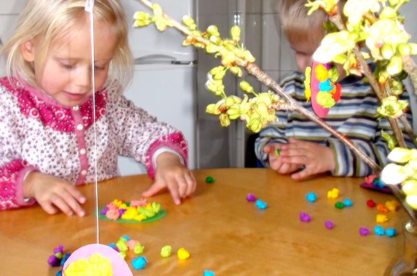 Tag des Eis: Kinder malen und basteln Ostereier. TiQ! Tagespflege in Braunschweig Querum, Nicole Appel und Antje Storek – Kindertagespflege, Tagesmutter und Großtagespflege für Braunschweig Querum, Gliesmarode, Riddagshausen, Östliches Ringgebiet, Volkmarode, Bienrode, Waggum, Hondelage, Schuntersiedlung, Kralenriede, Dibbesdorf, Schwarzer Berg, Siegfriedviertel, Nordstadt und Schapen