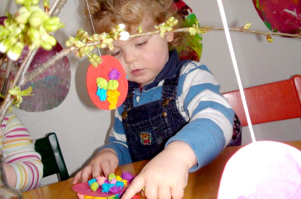 Tag des Eis: Kinder malen und basteln Ostereier. TiQ! Tagespflege in Braunschweig Querum, Nicole Appel und Antje Storek – Kindertagespflege, Tagesmutter und Großtagespflege für Braunschweig Querum, Gliesmarode, Riddagshausen, Östliches Ringgebiet, Volkmarode, Bienrode, Waggum, Hondelage, Schuntersiedlung, Kralenriede, Dibbesdorf, Schwarzer Berg, Siegfriedviertel, Nordstadt und Schapen