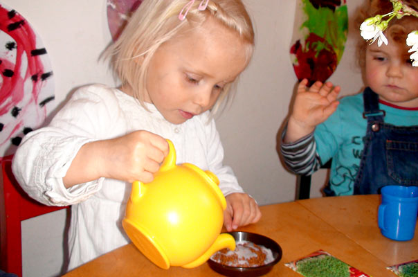 Es grünt so grün: Tageskinder säen Kresse. TiQ! Tagespflege in Braunschweig Querum, Nicole Appel und Antje Storek – Kindertagespflege, Tagesmutter und Großtagespflege für Braunschweig Querum, Gliesmarode, Riddagshausen, Östliches Ringgebiet, Volkmarode, Bienrode, Waggum, Hondelage, Schuntersiedlung, Kralenriede, Dibbesdorf, Schwarzer Berg, Siegfriedviertel, Nordstadt und Schapen