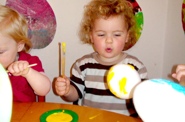 Kunterbunte Eierei: Tageskinder bemalen Ostereier. TiQ! Tagespflege in Braunschweig Querum, Nicole Appel und Antje Storek – Kindertagespflege, Tagesmutter und Großtagespflege für Braunschweig Querum, Gliesmarode, Riddagshausen, Östliches Ringgebiet, Volkmarode, Bienrode, Waggum, Hondelage, Schuntersiedlung, Kralenriede, Dibbesdorf, Schwarzer Berg, Siegfriedviertel, Nordstadt und Schapen