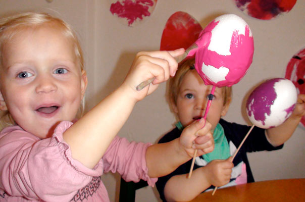 Kunterbunte Eierei: Tageskinder bemalen Ostereier. TiQ! Tagespflege in Braunschweig Querum, Nicole Appel und Antje Storek – Kindertagespflege, Tagesmutter und Großtagespflege für Braunschweig Querum, Gliesmarode, Riddagshausen, Östliches Ringgebiet, Volkmarode, Bienrode, Waggum, Hondelage, Schuntersiedlung, Kralenriede, Dibbesdorf, Schwarzer Berg, Siegfriedviertel, Nordstadt und Schapen