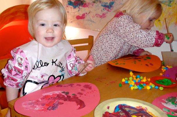 Tag des Eis: Kinder malen und basteln Ostereier. TiQ! Tagespflege in Braunschweig Querum, Nicole Appel und Antje Storek – Kindertagespflege, Tagesmutter und Großtagespflege für Braunschweig Querum, Gliesmarode, Riddagshausen, Östliches Ringgebiet, Volkmarode, Bienrode, Waggum, Hondelage, Schuntersiedlung, Kralenriede, Dibbesdorf, Schwarzer Berg, Siegfriedviertel, Nordstadt und Schapen