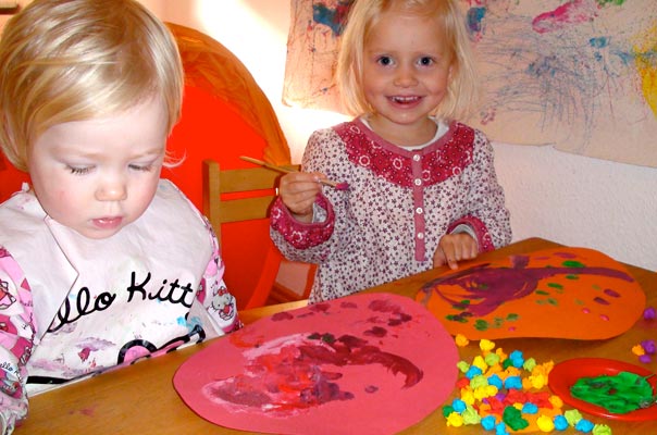 Tag des Eis: Kinder malen und basteln Ostereier. TiQ! Tagespflege in Braunschweig Querum, Nicole Appel und Antje Storek – Kindertagespflege, Tagesmutter und Großtagespflege für Braunschweig Querum, Gliesmarode, Riddagshausen, Östliches Ringgebiet, Volkmarode, Bienrode, Waggum, Hondelage, Schuntersiedlung, Kralenriede, Dibbesdorf, Schwarzer Berg, Siegfriedviertel, Nordstadt und Schapen