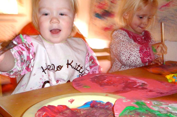 Tag des Eis: Kinder malen und basteln Ostereier. TiQ! Tagespflege in Braunschweig Querum, Nicole Appel und Antje Storek – Kindertagespflege, Tagesmutter und Großtagespflege für Braunschweig Querum, Gliesmarode, Riddagshausen, Östliches Ringgebiet, Volkmarode, Bienrode, Waggum, Hondelage, Schuntersiedlung, Kralenriede, Dibbesdorf, Schwarzer Berg, Siegfriedviertel, Nordstadt und Schapen