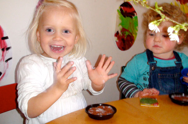 Es grünt so grün: Tageskinder säen Kresse. TiQ! Tagespflege in Braunschweig Querum, Nicole Appel und Antje Storek – Kindertagespflege, Tagesmutter und Großtagespflege für Braunschweig Querum, Gliesmarode, Riddagshausen, Östliches Ringgebiet, Volkmarode, Bienrode, Waggum, Hondelage, Schuntersiedlung, Kralenriede, Dibbesdorf, Schwarzer Berg, Siegfriedviertel, Nordstadt und Schapen