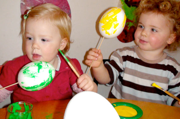 Kunterbunte Eierei: Tageskinder bemalen Ostereier. TiQ! Tagespflege in Braunschweig Querum, Nicole Appel und Antje Storek – Kindertagespflege, Tagesmutter und Großtagespflege für Braunschweig Querum, Gliesmarode, Riddagshausen, Östliches Ringgebiet, Volkmarode, Bienrode, Waggum, Hondelage, Schuntersiedlung, Kralenriede, Dibbesdorf, Schwarzer Berg, Siegfriedviertel, Nordstadt und Schapen