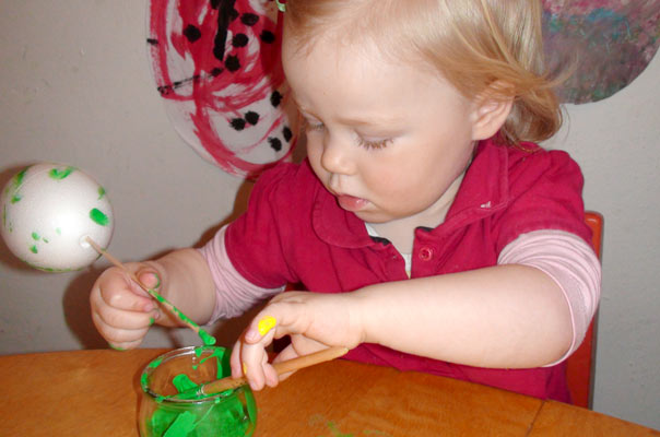 Kunterbunte Eierei: Tageskinder bemalen Ostereier. TiQ! Tagespflege in Braunschweig Querum, Nicole Appel und Antje Storek – Kindertagespflege, Tagesmutter und Großtagespflege für Braunschweig Querum, Gliesmarode, Riddagshausen, Östliches Ringgebiet, Volkmarode, Bienrode, Waggum, Hondelage, Schuntersiedlung, Kralenriede, Dibbesdorf, Schwarzer Berg, Siegfriedviertel, Nordstadt und Schapen