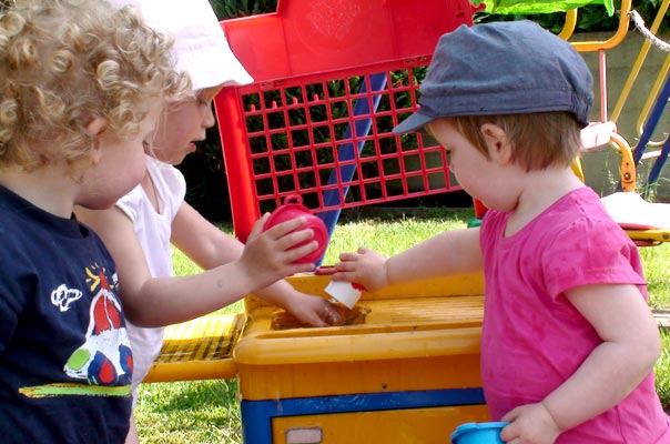 Die Sonne lacht und wir lachen mit! TiQ! Tagespflege in Braunschweig Querum, Nicole Appel und Antje Storek – Kindertagespflege, Tagesmutter und Großtagespflege für Braunschweig Querum, Gliesmarode, Riddagshausen, Östliches Ringgebiet, Volkmarode, Bienrode, Waggum, Hondelage, Schuntersiedlung, Kralenriede, Dibbesdorf, Schwarzer Berg, Siegfriedviertel, Nordstadt und Schapen