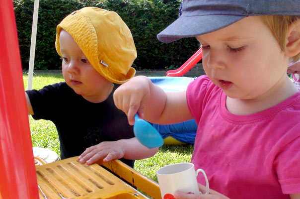 Die Sonne lacht und wir lachen mit! TiQ! Tagespflege in Braunschweig Querum, Nicole Appel und Antje Storek – Kindertagespflege, Tagesmutter und Großtagespflege für Braunschweig Querum, Gliesmarode, Riddagshausen, Östliches Ringgebiet, Volkmarode, Bienrode, Waggum, Hondelage, Schuntersiedlung, Kralenriede, Dibbesdorf, Schwarzer Berg, Siegfriedviertel, Nordstadt und Schapen