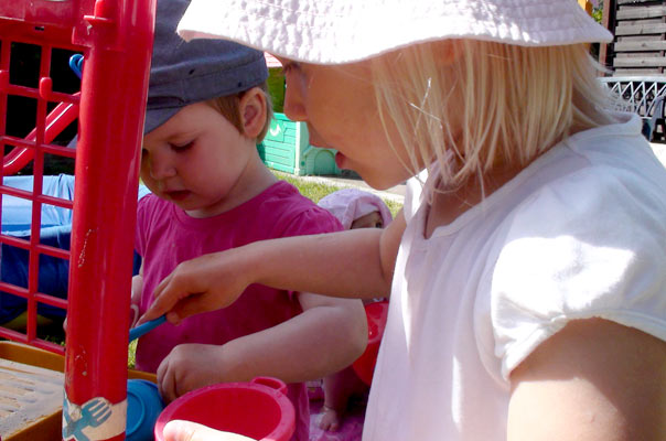 Die Sonne lacht und wir lachen mit! TiQ! Tagespflege in Braunschweig Querum, Nicole Appel und Antje Storek – Kindertagespflege, Tagesmutter und Großtagespflege für Braunschweig Querum, Gliesmarode, Riddagshausen, Östliches Ringgebiet, Volkmarode, Bienrode, Waggum, Hondelage, Schuntersiedlung, Kralenriede, Dibbesdorf, Schwarzer Berg, Siegfriedviertel, Nordstadt und Schapen