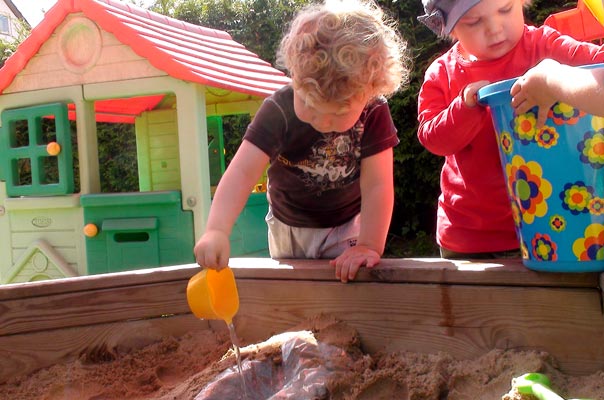 Wasserkunst von und mit Tageskindern in Braunschweig! TiQ! Tagespflege in Braunschweig Querum, Nicole Appel und Antje Storek – Kindertagespflege, Tagesmutter und Großtagespflege für Braunschweig Querum, Gliesmarode, Riddagshausen, Östliches Ringgebiet, Volkmarode, Bienrode, Waggum, Hondelage, Schuntersiedlung, Kralenriede, Dibbesdorf, Schwarzer Berg, Siegfriedviertel, Nordstadt und Schapen