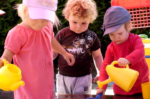 Wasserkunst von und mit Tageskindern in Braunschweig! TiQ! Tagespflege in Braunschweig Querum, Nicole Appel und Antje Storek – Kindertagespflege, Tagesmutter und Großtagespflege für Braunschweig Querum, Gliesmarode, Riddagshausen, Östliches Ringgebiet, Volkmarode, Bienrode, Waggum, Hondelage, Schuntersiedlung, Kralenriede, Dibbesdorf, Schwarzer Berg, Siegfriedviertel, Nordstadt und Schapen