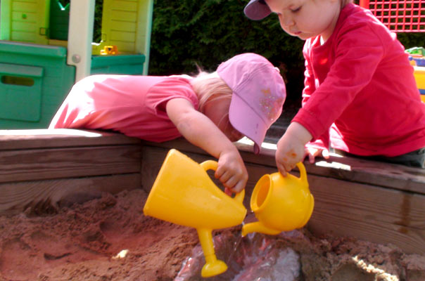 Wasserkunst von und mit Tageskindern in Braunschweig! TiQ! Tagespflege in Braunschweig Querum, Nicole Appel und Antje Storek – Kindertagespflege, Tagesmutter und Großtagespflege für Braunschweig Querum, Gliesmarode, Riddagshausen, Östliches Ringgebiet, Volkmarode, Bienrode, Waggum, Hondelage, Schuntersiedlung, Kralenriede, Dibbesdorf, Schwarzer Berg, Siegfriedviertel, Nordstadt und Schapen