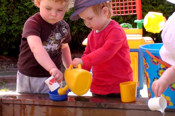 Wasserkunst von und mit Tageskindern in Braunschweig! TiQ! Tagespflege in Braunschweig Querum, Nicole Appel und Antje Storek – Kindertagespflege, Tagesmutter und Großtagespflege für Braunschweig Querum, Gliesmarode, Riddagshausen, Östliches Ringgebiet, Volkmarode, Bienrode, Waggum, Hondelage, Schuntersiedlung, Kralenriede, Dibbesdorf, Schwarzer Berg, Siegfriedviertel, Nordstadt und Schapen