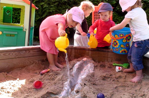 Wasserkunst von und mit Tageskindern in Braunschweig! TiQ! Tagespflege in Braunschweig Querum, Nicole Appel und Antje Storek – Kindertagespflege, Tagesmutter und Großtagespflege für Braunschweig Querum, Gliesmarode, Riddagshausen, Östliches Ringgebiet, Volkmarode, Bienrode, Waggum, Hondelage, Schuntersiedlung, Kralenriede, Dibbesdorf, Schwarzer Berg, Siegfriedviertel, Nordstadt und Schapen