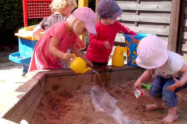 Wasserkunst von und mit Tageskindern in Braunschweig! TiQ! Tagespflege in Braunschweig Querum, Nicole Appel und Antje Storek – Kindertagespflege, Tagesmutter und Großtagespflege für Braunschweig Querum, Gliesmarode, Riddagshausen, Östliches Ringgebiet, Volkmarode, Bienrode, Waggum, Hondelage, Schuntersiedlung, Kralenriede, Dibbesdorf, Schwarzer Berg, Siegfriedviertel, Nordstadt und Schapen