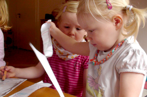 Unsere Tageskinder malen und basteln Papierkettenschlagen! TiQ! Tagespflege in Braunschweig Querum, Nicole Appel und Antje Storek – Kindertagespflege, Tagesmutter und Großtagespflege für Braunschweig Querum, Gliesmarode, Riddagshausen, Östliches Ringgebiet, Volkmarode, Bienrode, Waggum, Hondelage, Schuntersiedlung, Kralenriede, Dibbesdorf, Schwarzer Berg, Siegfriedviertel, Nordstadt und Schapen