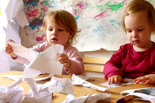 Unsere Tageskinder malen und basteln Papierkettenschlagen! TiQ! Tagespflege in Braunschweig Querum, Nicole Appel und Antje Storek – Kindertagespflege, Tagesmutter und Großtagespflege für Braunschweig Querum, Gliesmarode, Riddagshausen, Östliches Ringgebiet, Volkmarode, Bienrode, Waggum, Hondelage, Schuntersiedlung, Kralenriede, Dibbesdorf, Schwarzer Berg, Siegfriedviertel, Nordstadt und Schapen