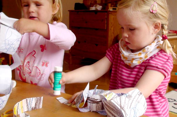 Unsere Tageskinder malen und basteln Papierkettenschlagen! TiQ! Tagespflege in Braunschweig Querum, Nicole Appel und Antje Storek – Kindertagespflege, Tagesmutter und Großtagespflege für Braunschweig Querum, Gliesmarode, Riddagshausen, Östliches Ringgebiet, Volkmarode, Bienrode, Waggum, Hondelage, Schuntersiedlung, Kralenriede, Dibbesdorf, Schwarzer Berg, Siegfriedviertel, Nordstadt und Schapen