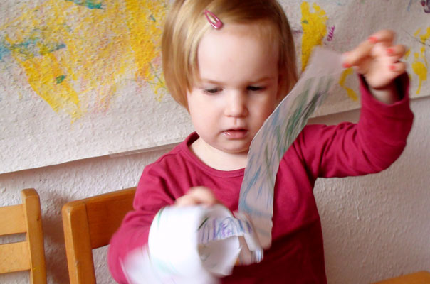 Unsere Tageskinder malen und basteln Papierkettenschlagen! TiQ! Tagespflege in Braunschweig Querum, Nicole Appel und Antje Storek – Kindertagespflege, Tagesmutter und Großtagespflege für Braunschweig Querum, Gliesmarode, Riddagshausen, Östliches Ringgebiet, Volkmarode, Bienrode, Waggum, Hondelage, Schuntersiedlung, Kralenriede, Dibbesdorf, Schwarzer Berg, Siegfriedviertel, Nordstadt und Schapen