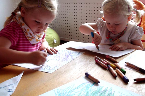 Unsere Tageskinder malen und basteln Papierkettenschlagen! TiQ! Tagespflege in Braunschweig Querum, Nicole Appel und Antje Storek – Kindertagespflege, Tagesmutter und Großtagespflege für Braunschweig Querum, Gliesmarode, Riddagshausen, Östliches Ringgebiet, Volkmarode, Bienrode, Waggum, Hondelage, Schuntersiedlung, Kralenriede, Dibbesdorf, Schwarzer Berg, Siegfriedviertel, Nordstadt und Schapen